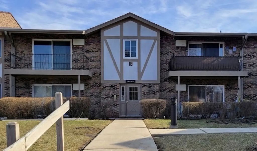 9s220 Frontage Road 18-105, Willowbrook