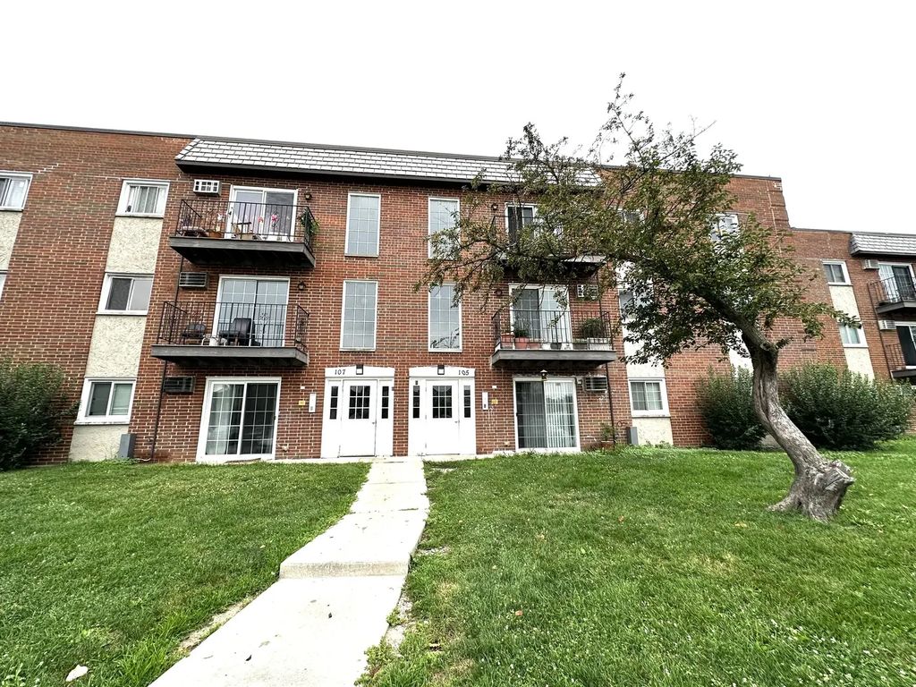 105 W Elk Trail 105, Carol Stream
