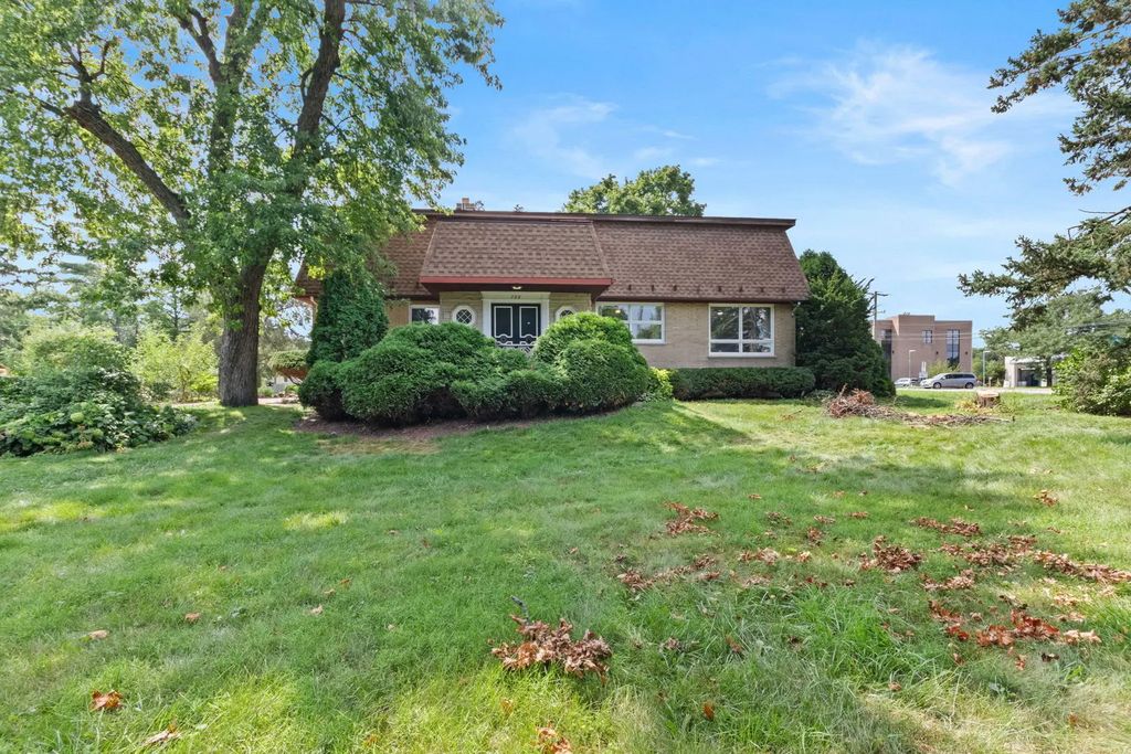 288 Middaugh Road, Clarendon Hills