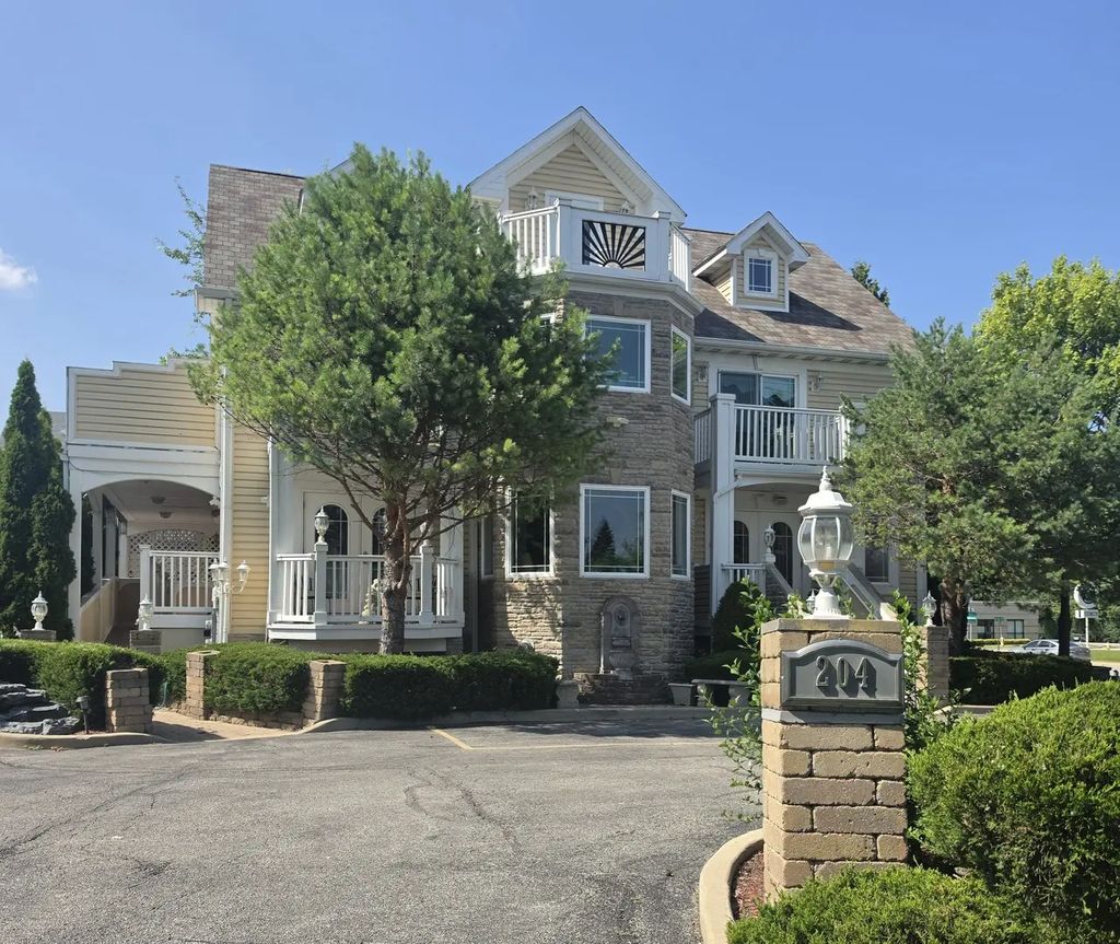 204 N Waukegan Road Upper, Lake Bluff