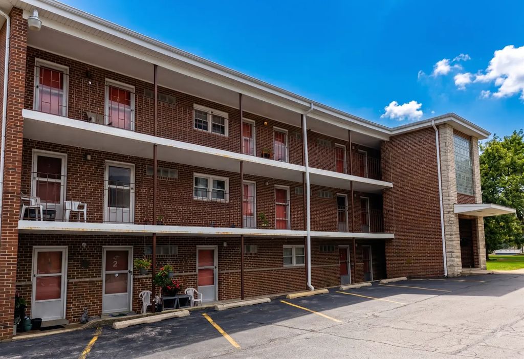 411 N Hicks Road, Palatine