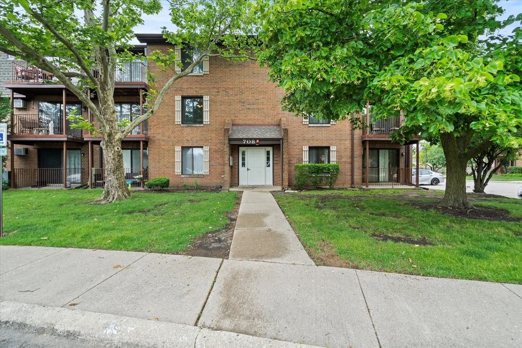 708 N Briar Hill Lane 3, Addison