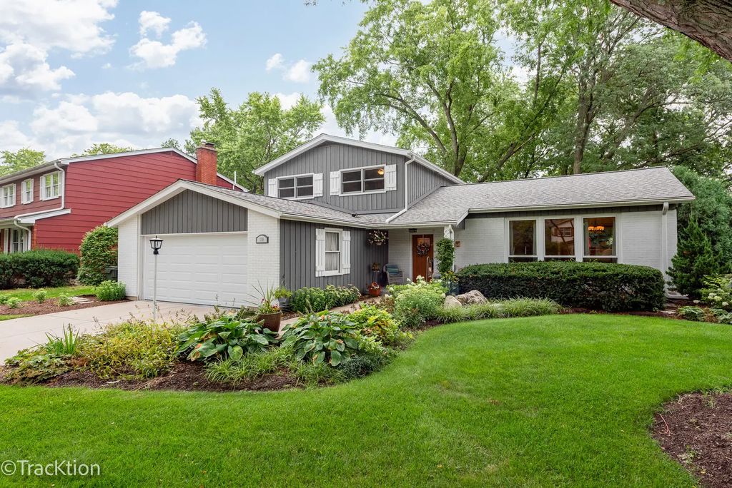 116 Pembroke Road, Naperville