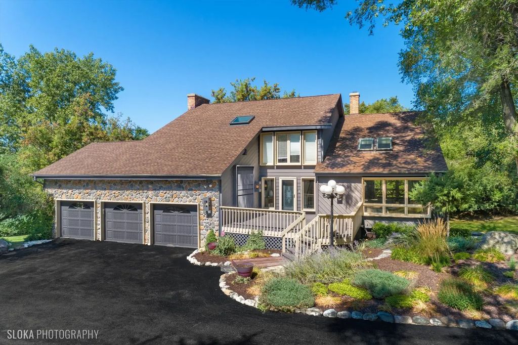 255 Indian Trail Road, North Barrington