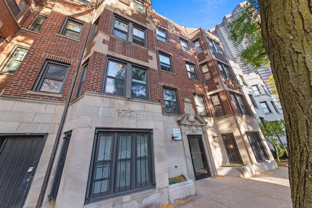 3727 N Pine Grove Avenue 102, Chicago