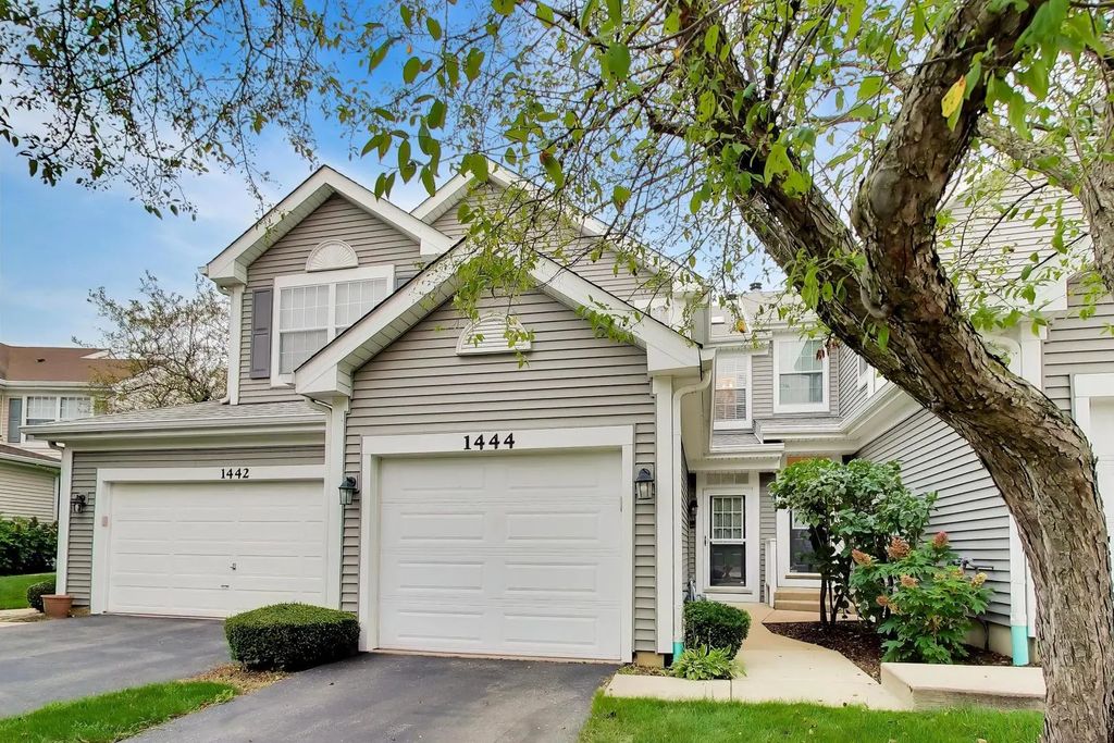 1444 Division Court, St. Charles