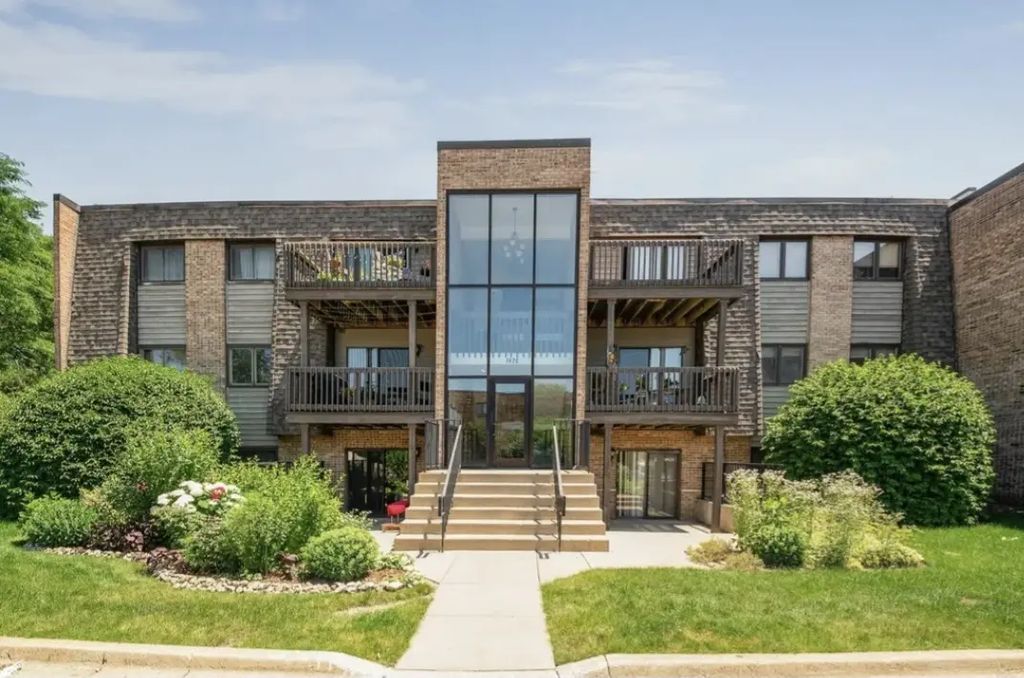 1482 Stonebridge Circle C-6, Wheaton