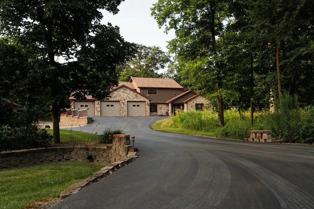 4746 S Knoll Road, Rochelle