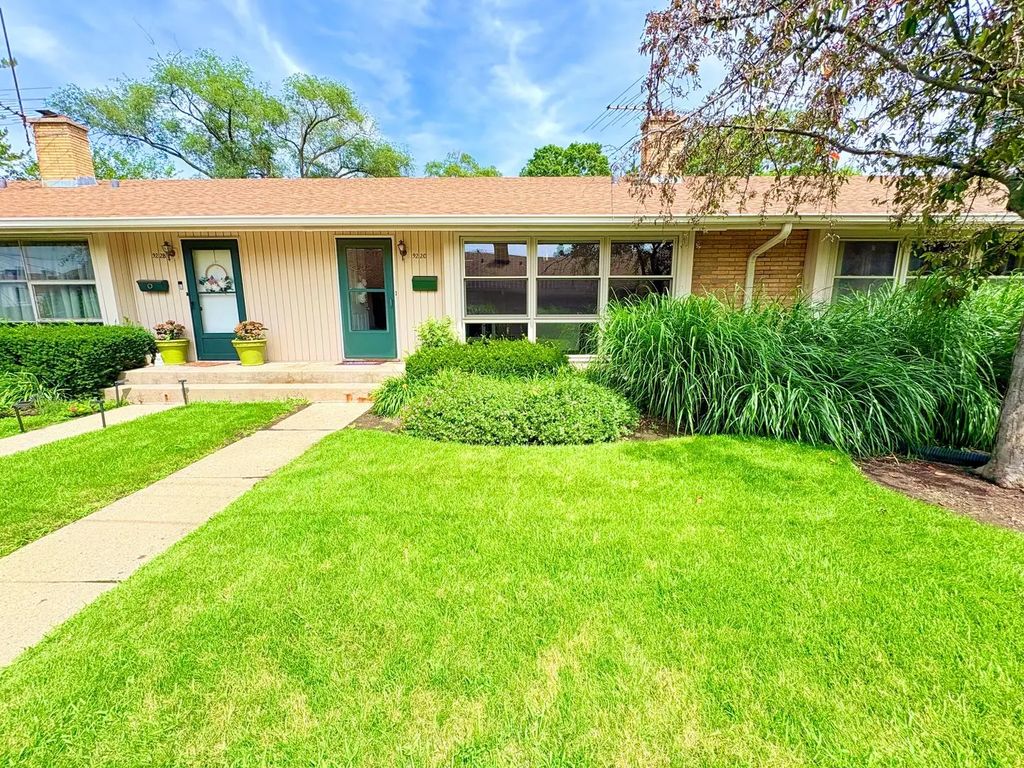922 N Milwaukee Avenue C, Libertyville