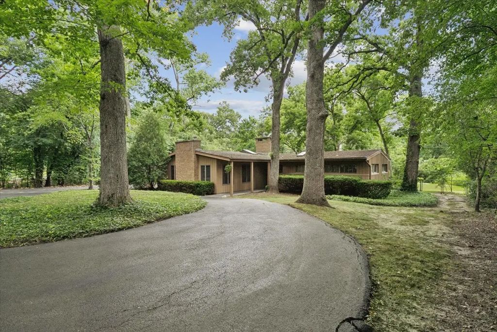 1161 Valley Road, Lake Forest, 60045