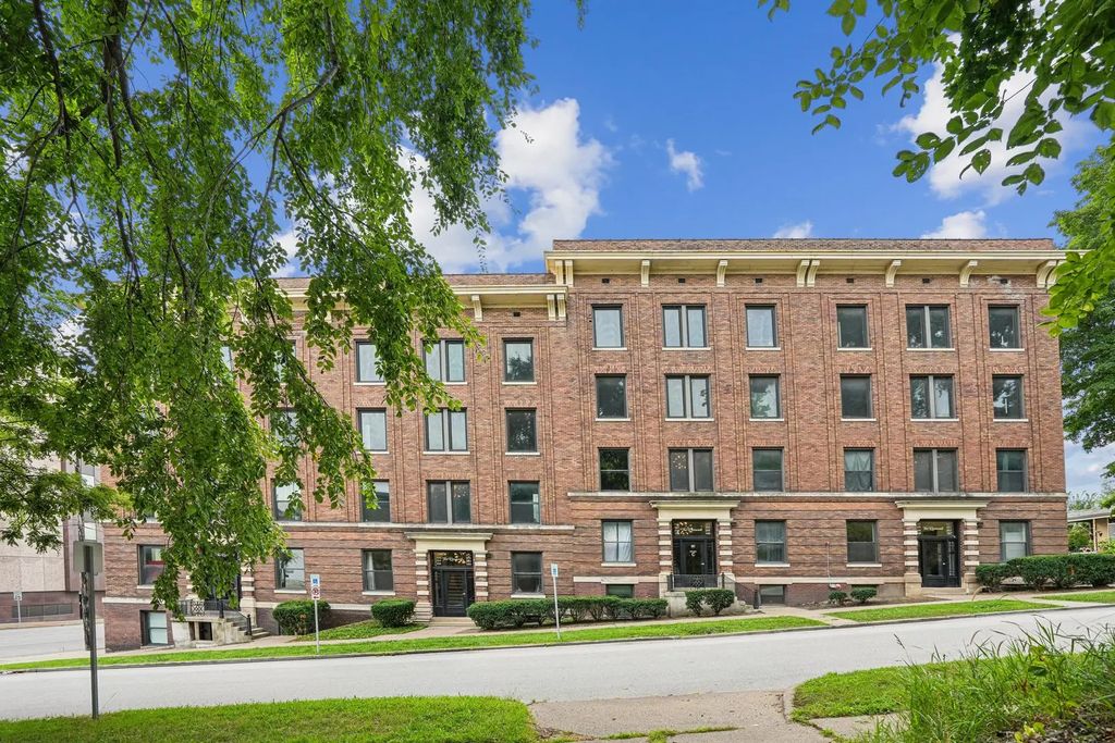 307 W 6th Street 102, Davenport