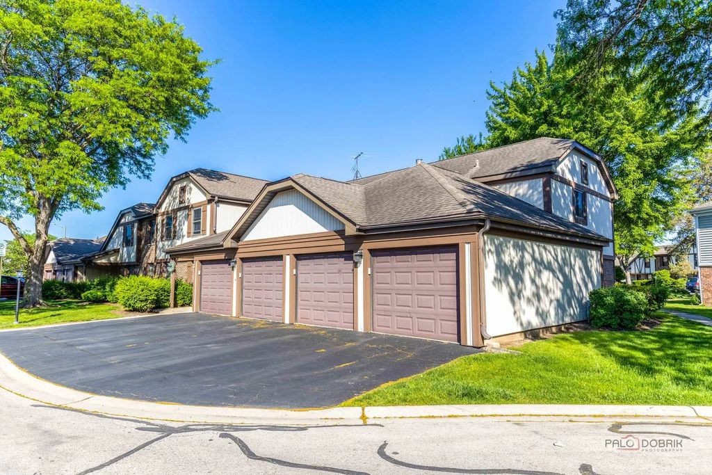 369 Southbury Court D2, Schaumburg