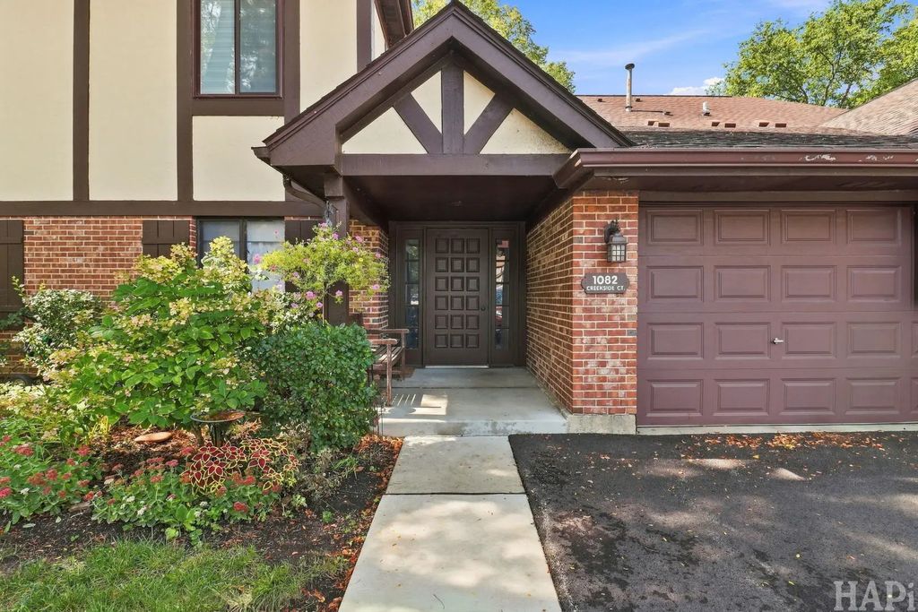 1082 Creekside Court 2b, Wheeling