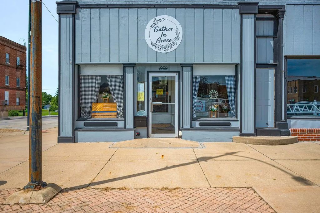 600 W Side Square, Clinton
