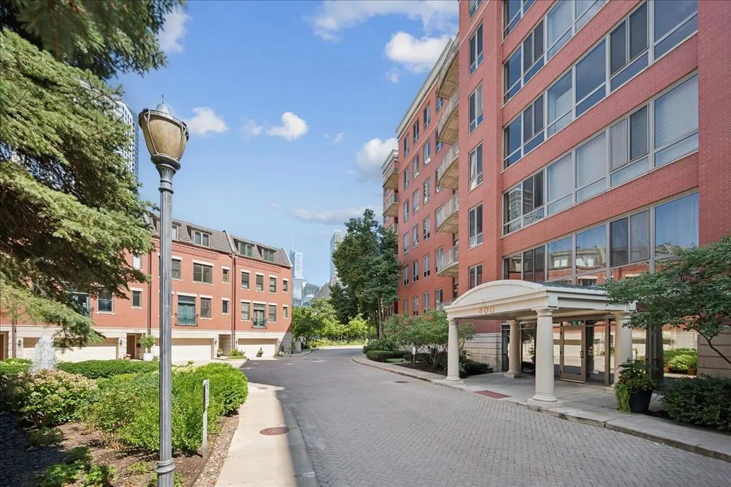 400 N Clinton Street 207, Chicago, 60654