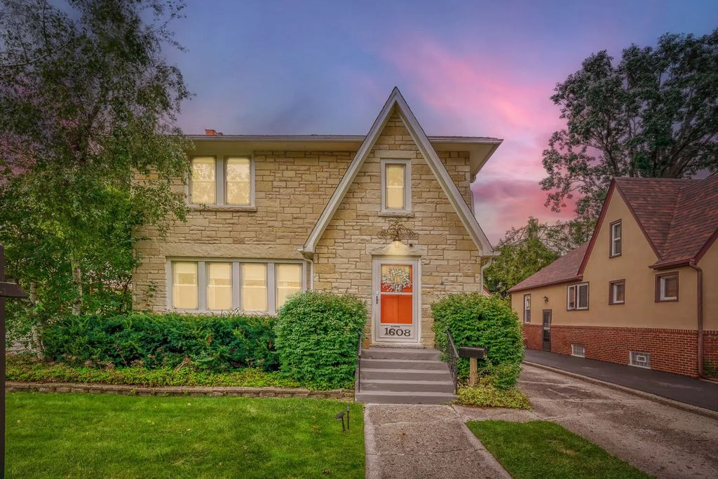 1608 Henry Place, Waukegan