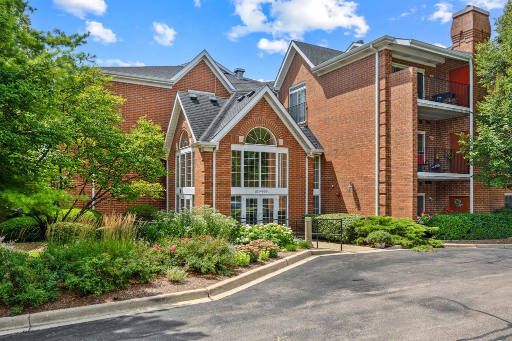 129 Hunt Club Drive 129, St. Charles