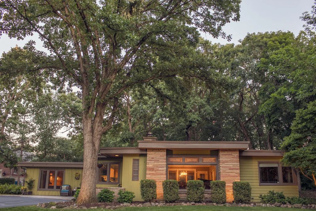 8623 S Roma Road, Palos Park
