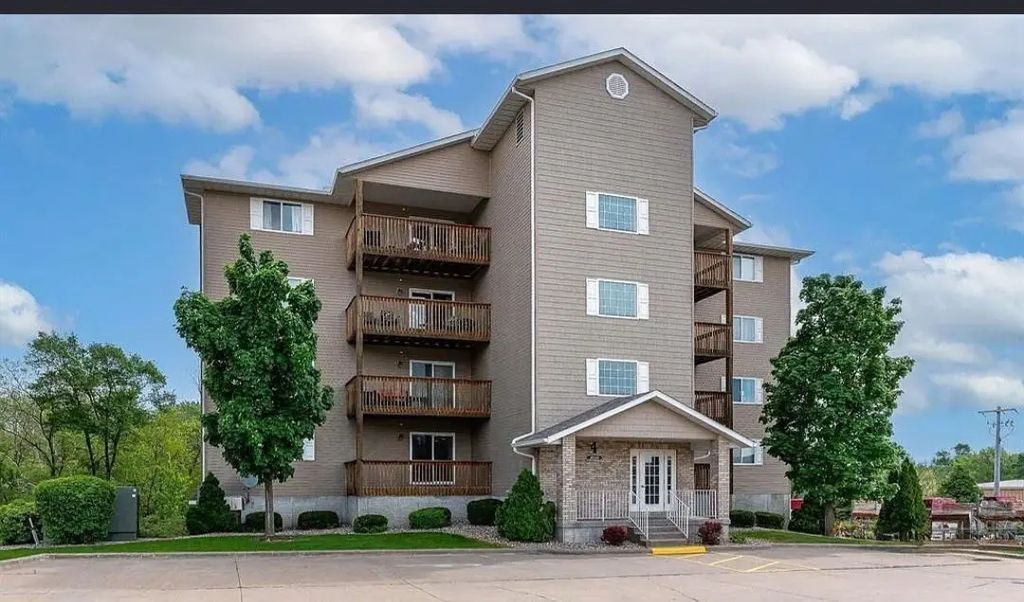 4109 Creek Hill Drive 9, Bettendorf