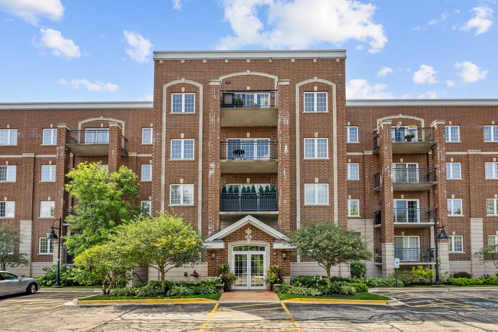 1479 N Milwaukee Avenue 307, Libertyville