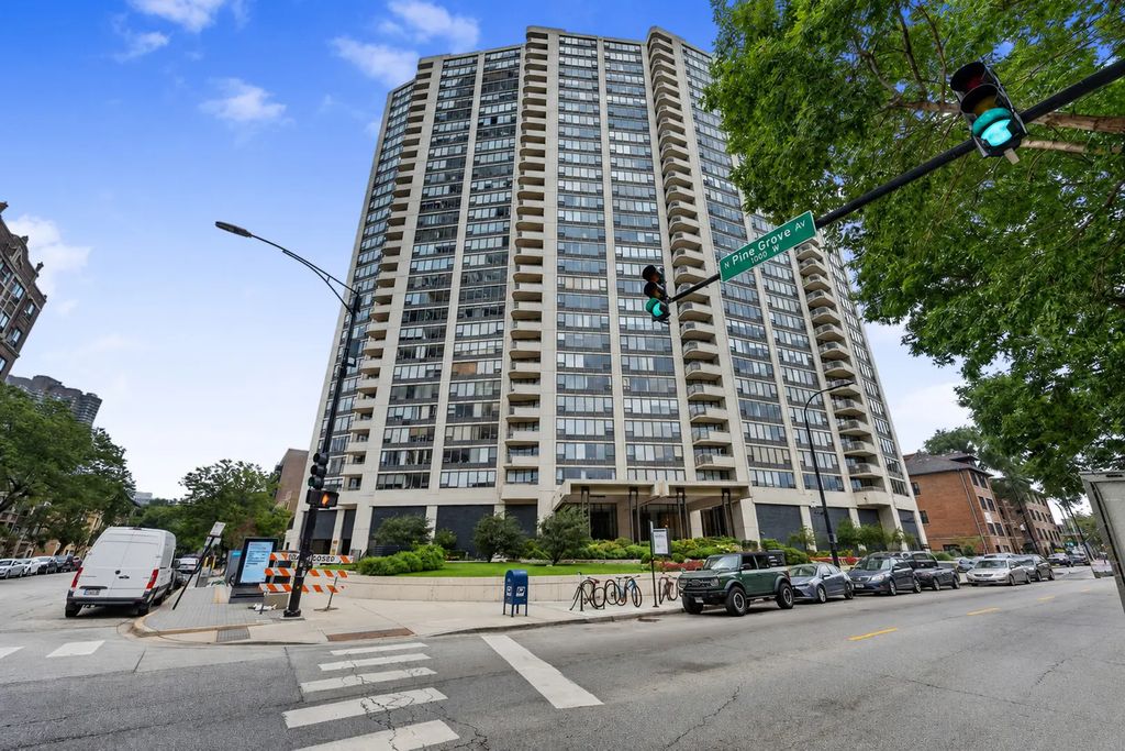 3930 N Pine Grove Avenue 1810, Chicago, 60613