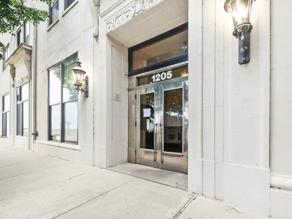 1205 W Sherwin Avenue 500, Chicago