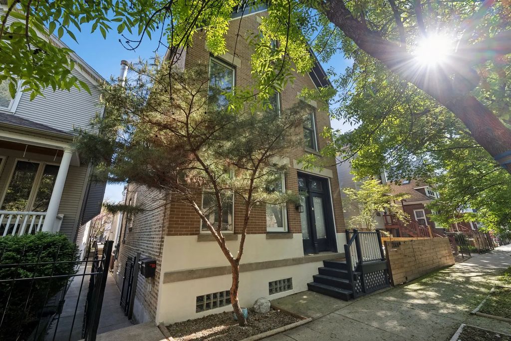 2307 W Melrose Street, Chicago, 60618