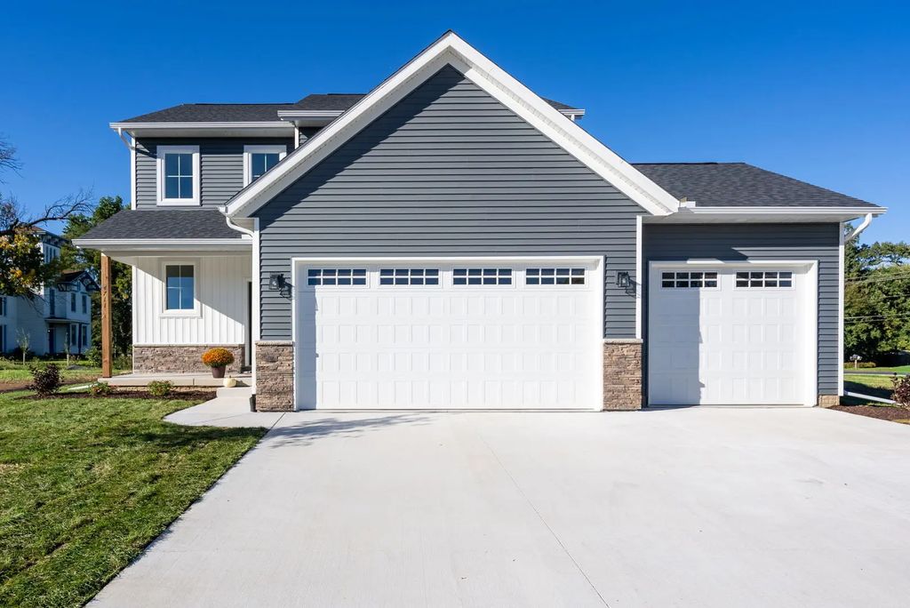 4711 Willow Circle, Davenport