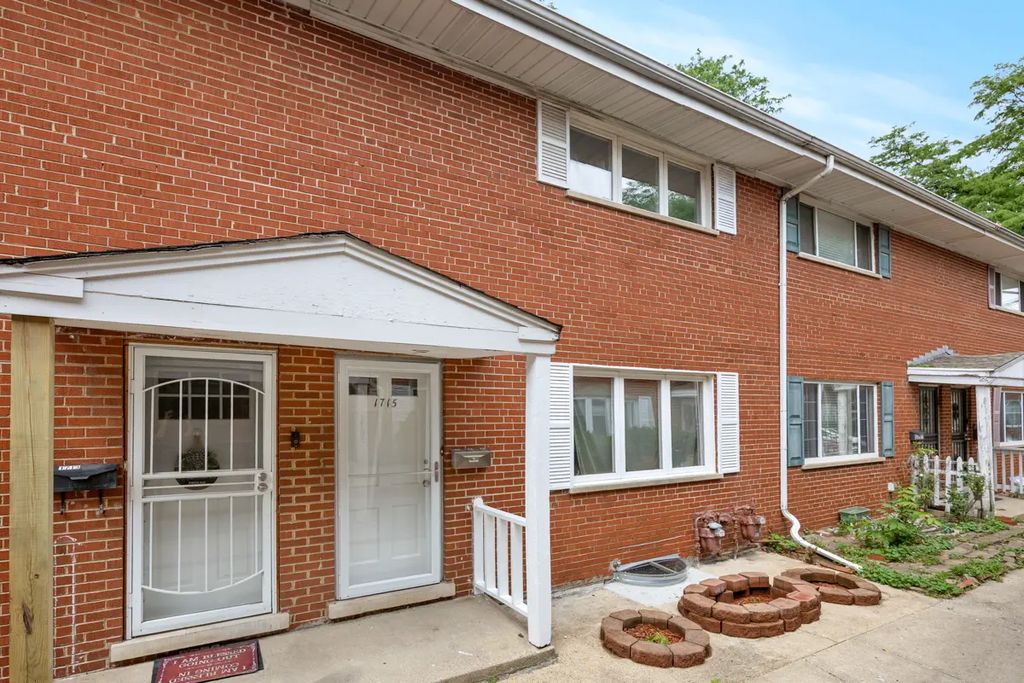 1715 W Thome Avenue, Chicago, 60660
