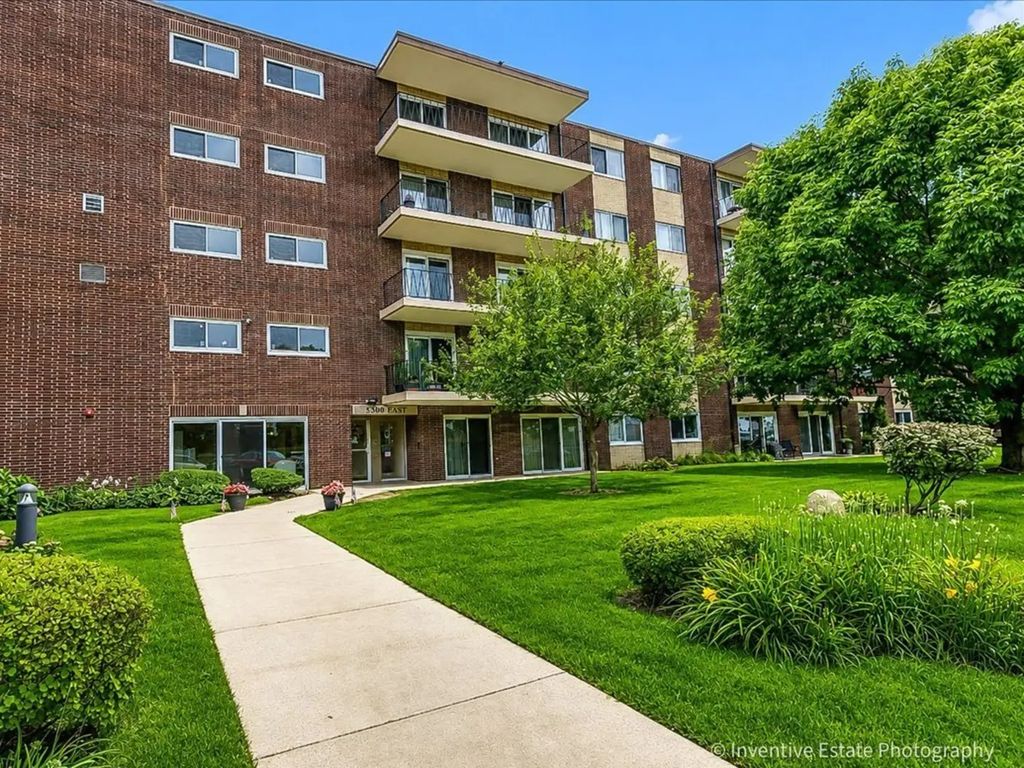5300 Walnut Avenue 22b, Downers Grove