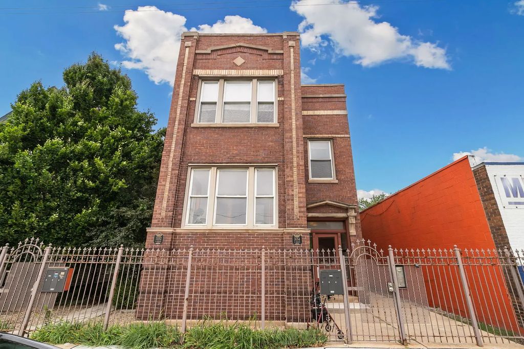 3052 N Kedzie Avenue 1f, Chicago