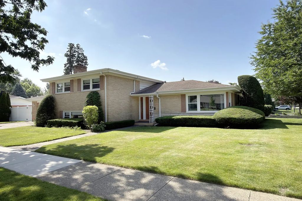 801 S See Gwun Avenue, Mount Prospect