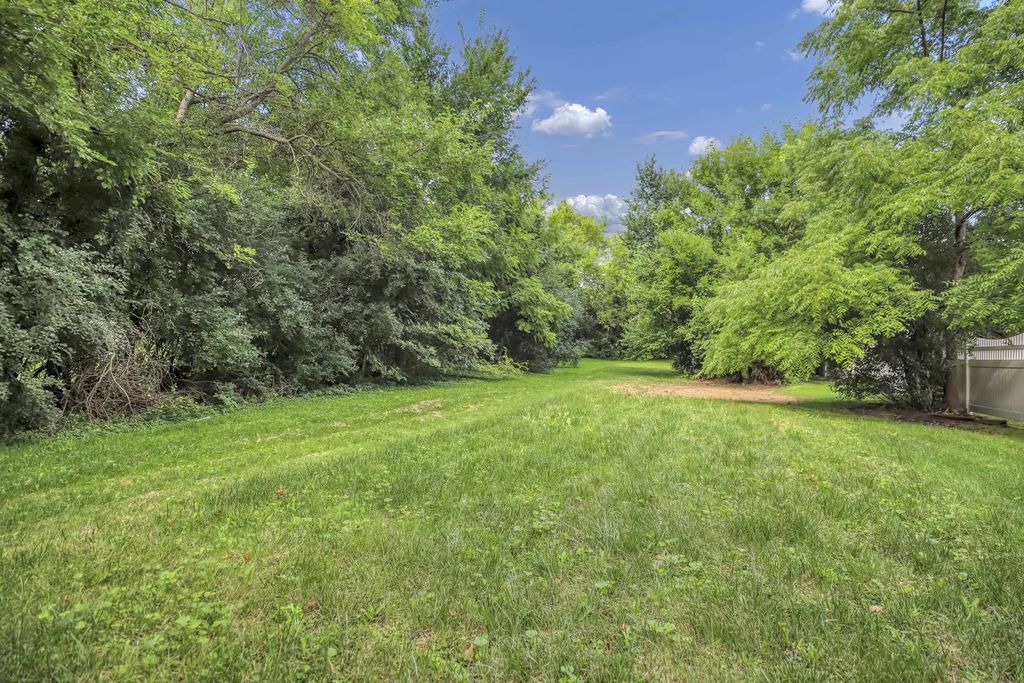 608 S Finley Road, Lombard