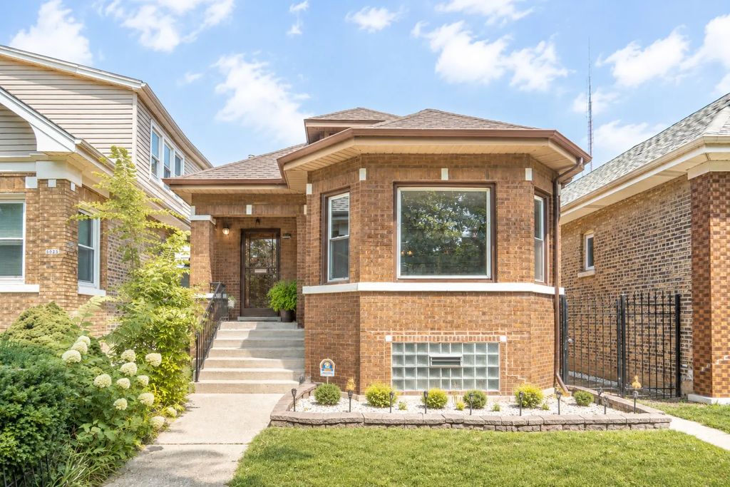 5024 W Nelson Street, Chicago, 60641