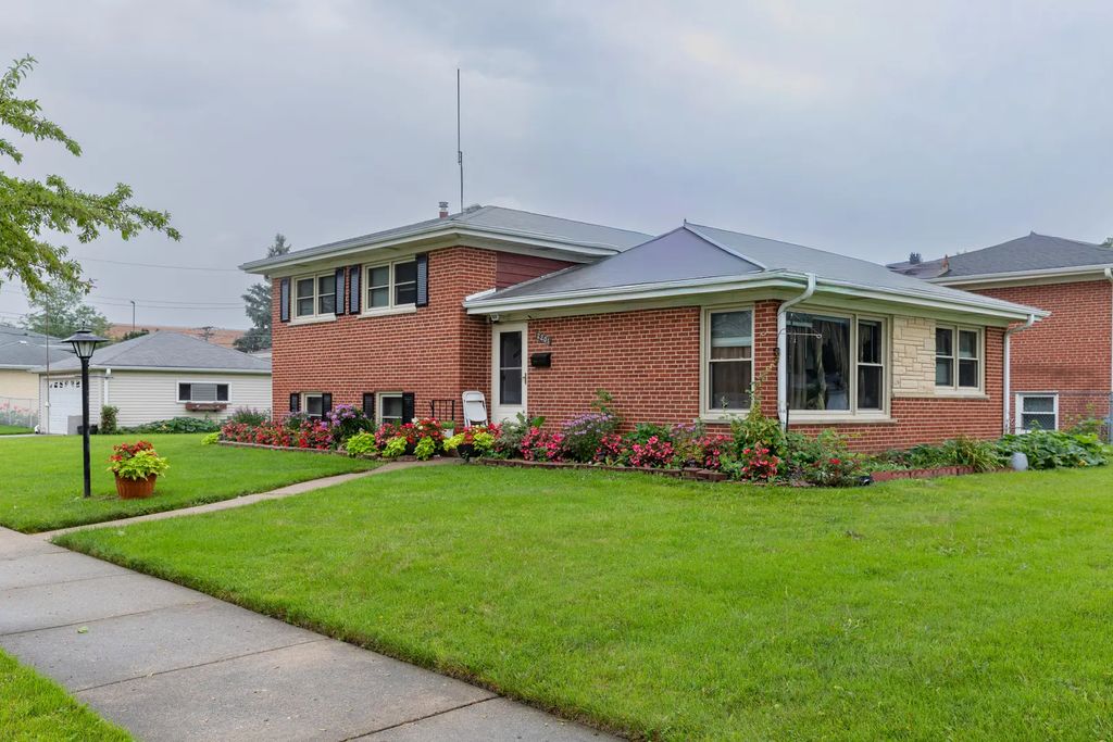 2201 Pine Street, Des Plaines