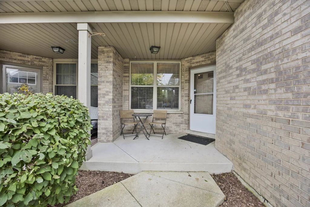 9135 Mansfield Drive, Tinley Park