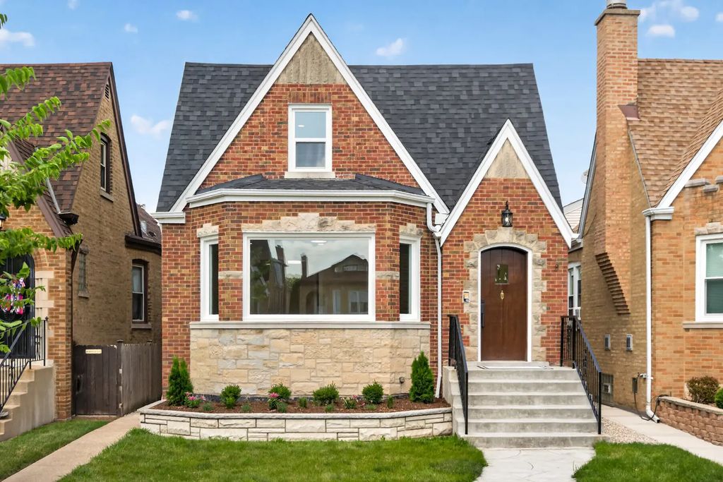 5852 W Newport Avenue, Chicago