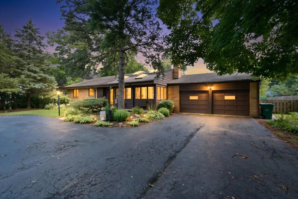 567 Happ Road, Northfield