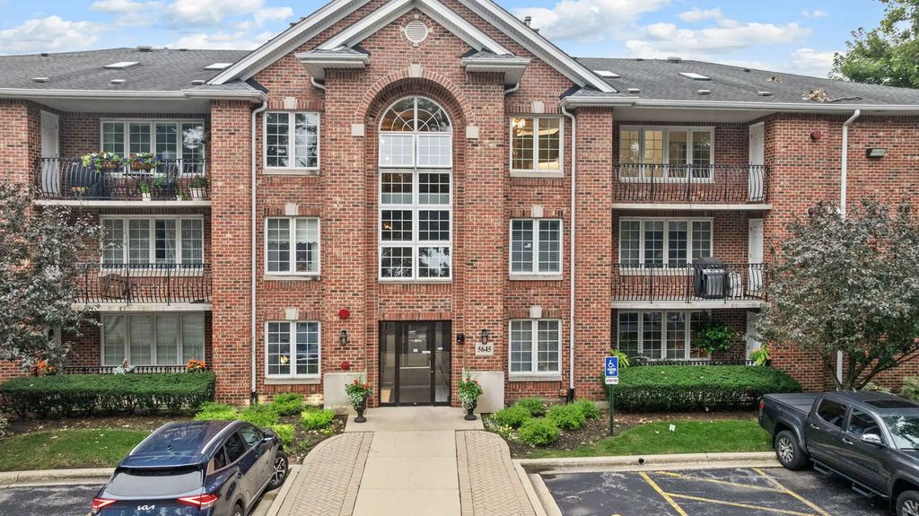 5645 S Cass Avenue 301, Westmont