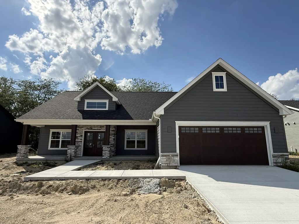 1913 S Stone Creek Boulevard, Urbana