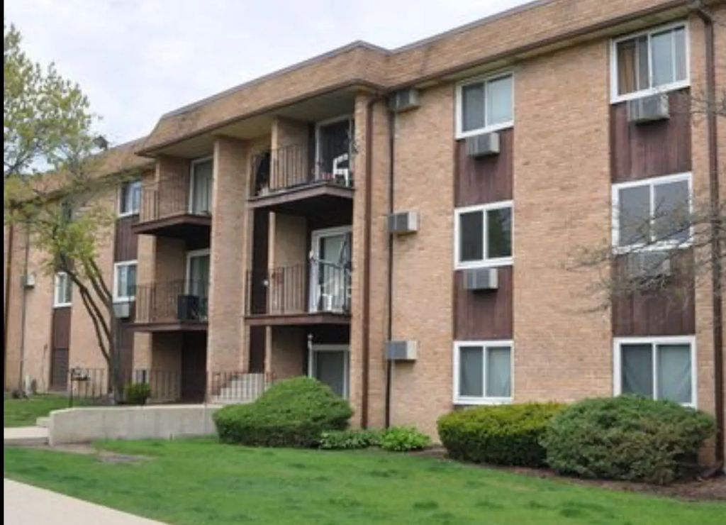 675 Heritage Drive 7-107, Hoffman Estates