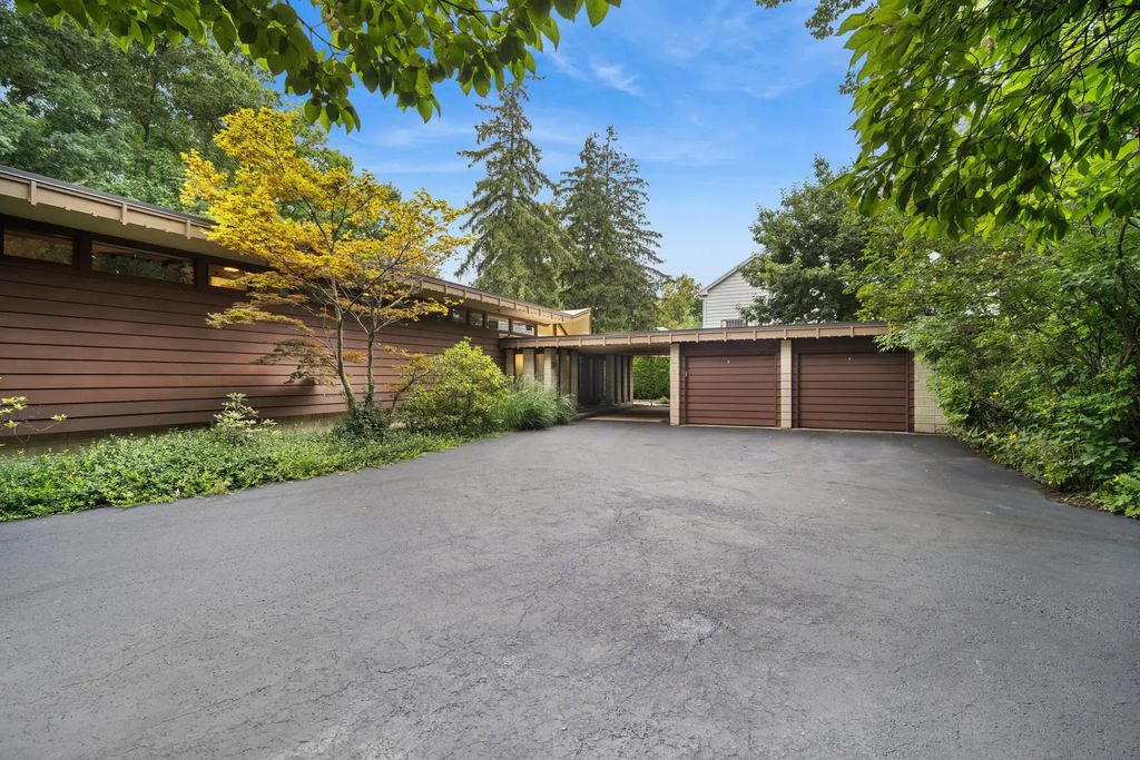 1120 Ridgewood Drive, Highland Park, 60035