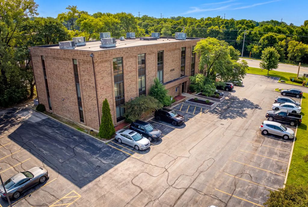 6825 Hobson Valley Drive, Woodridge