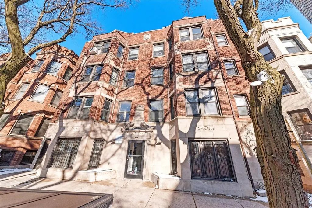 3727 N Pine Grove Avenue 211, Chicago