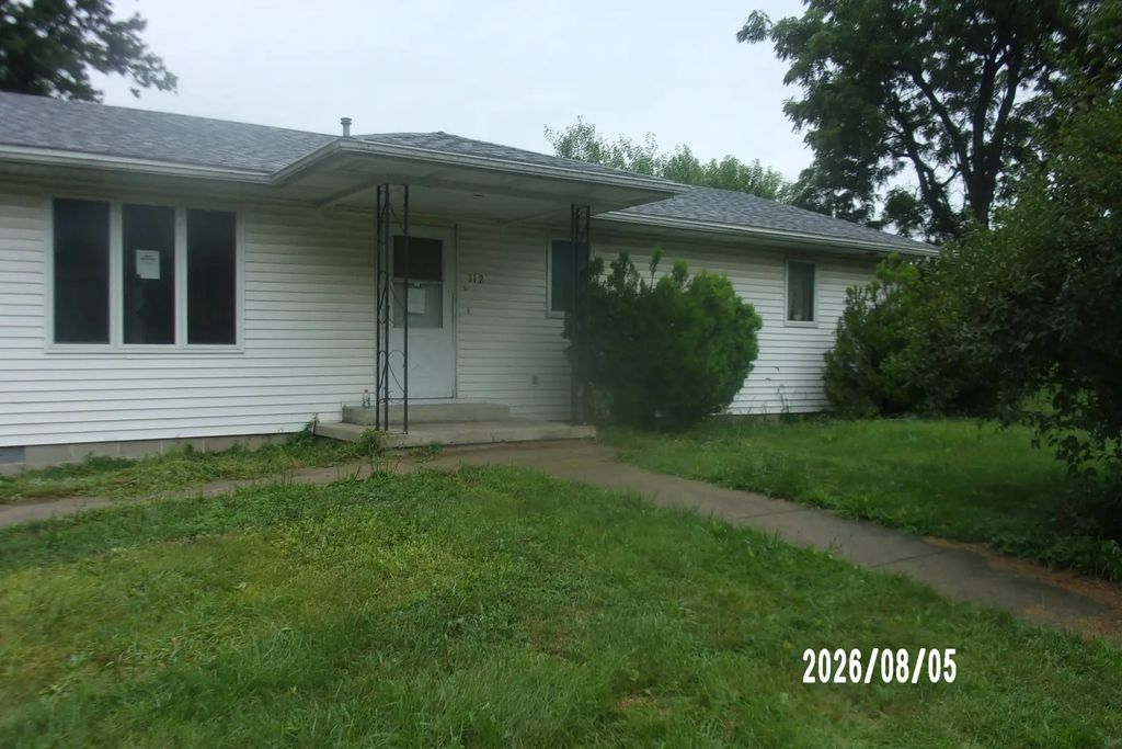 312 E Spruce Street, Chatsworth