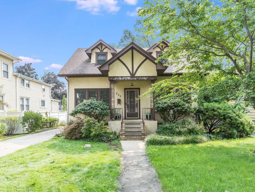 225 Pick Avenue, Elmhurst