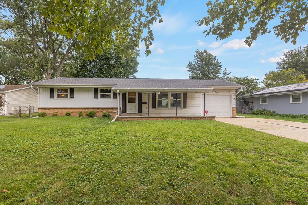 241 Arrowhead Trail, Carol Stream