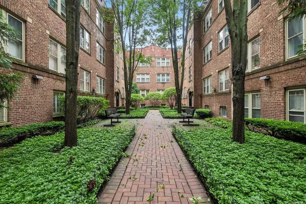 221 N Oak Park Avenue 2e, Oak Park