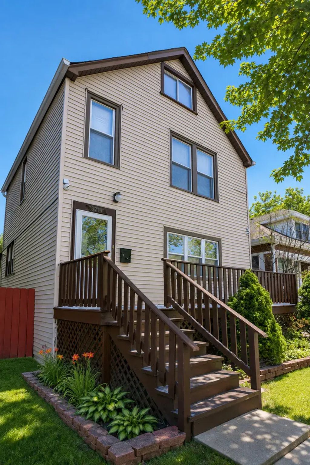 2711 N Marmora Avenue, Chicago