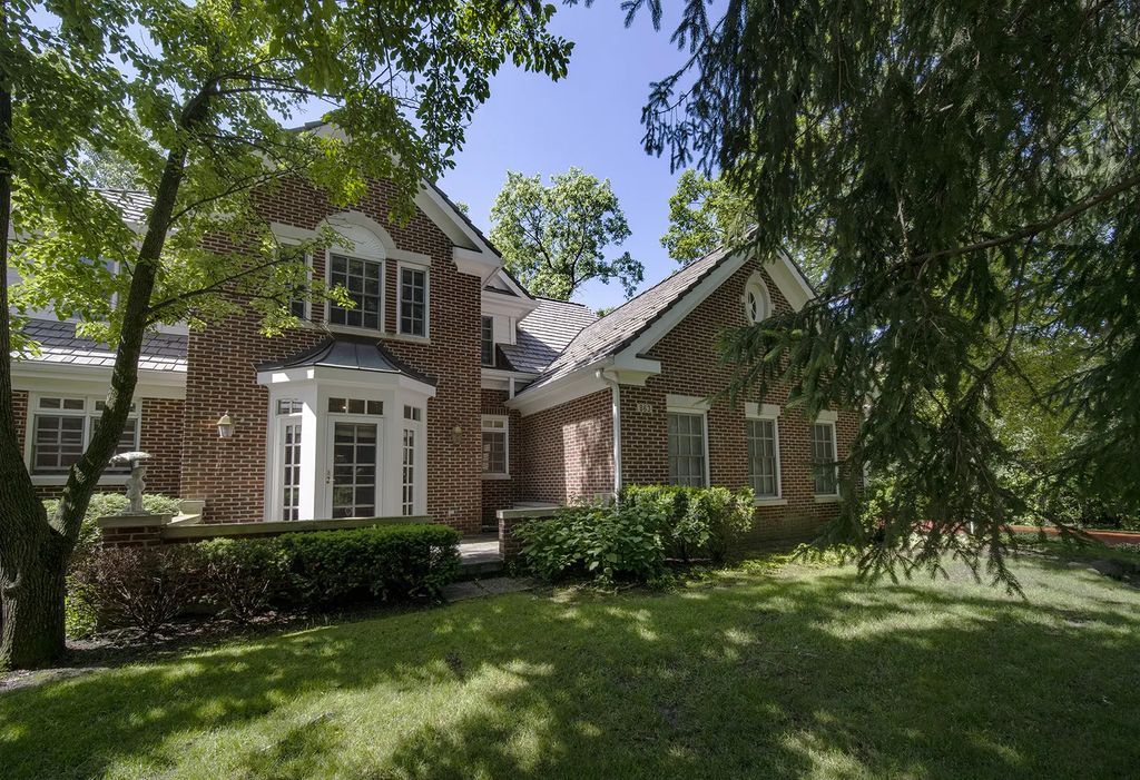 863 Gloucester Crossing, Lake Forest, 60045